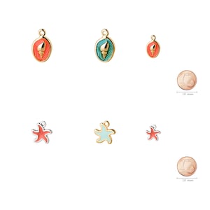 Op de afbeelding: Zes gouden en zilveren bedels met emaildetails. Drie bedels hebben een schelpontwerp in rood en groen email. Drie bedels hebben een zeesterontwerp in rood en blauw email. De bedels worden getoond naast een 1-cent euro munt voor groottevergelijking.
