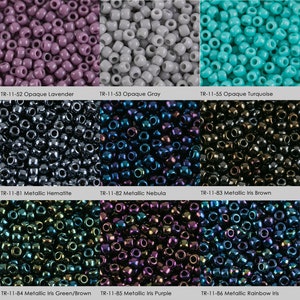 Può includere: Una vista ravvicinata di dieci diversi colori di perline da seme. Le perline sono disposte in uno schema a griglia. I colori sono: lavanda opaca, grigio opaco, turchese opaco, ematite metallica, nebulosa metallica, marrone iris metallico, verde/marrone iris metallico, viola iris metallico e arcobaleno iris metallico.