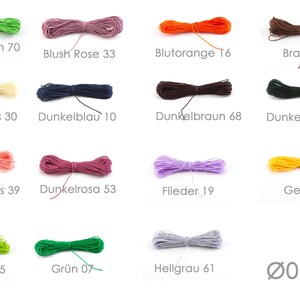Op de afbeelding: Assortiment van 16 spoelen van 0,8 mm koord in verschillende kleuren, waaronder appelgroen, blush roze, bloedsinaasappel, bruin, chamois, donkerblauw, donkerbruin, donkergroen, zalm, roze, lila, geel, geelgroen, groen, lichtgrijs.