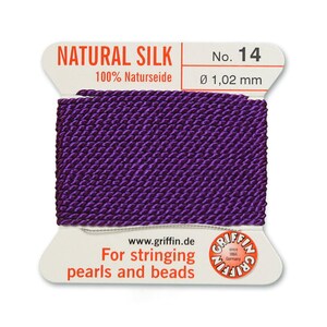 Puede incluir: Hilo de seda natural morado para enhebrar perlas y cuentas. 100% seda natural. No. 14. &Oslash; 1,02 mm. Griffin.