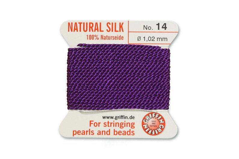 Puede incluir: Hilo de seda natural morado para enhebrar perlas y cuentas. 100% seda natural. No. 14. &Oslash; 1,02 mm. Griffin.