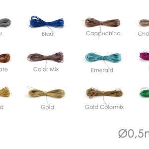 Könnte beinhalten: Sortiment von 12 Farben 0,5 mm Schnur, darunter Altsilber, Blau, Cappuchino, Champagner, Chocolate, Color Mix, Emerald, Fuchsia, Gelbgold, Gold, Gold Colormix und Grün.