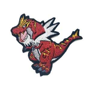 Pode incluir: Patch bordado com uma criatura vermelha e amarela semelhante a um dinossauro, com detalhes brancos e uma borda preta. O design é em estilo cartoon, mostrando a criatura em uma pose dinâmica. Ideal para roupas ou acessórios.