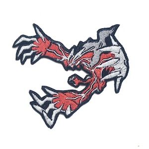 Pode incluir: Patch bordado vermelho e branco de uma criatura mítica com garras afiadas e uma expressão feroz.