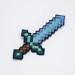 Pixel art Spada diamantata - Ricamo metallico lucido su toppa.