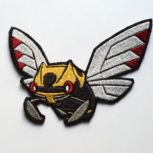 Pode incluir: Um remendo bordado para passar a ferro com um Pokémon semelhante a uma abelha, amarelo e preto, com olhos vermelhos e asas. As asas são brancas com detalhes vermelhos.