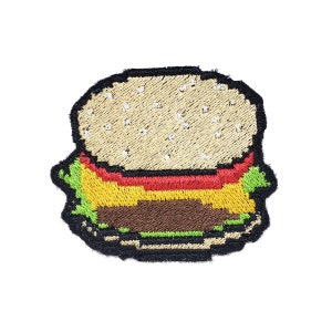 Pode incluir: Etiqueta bordada de um hambúrguer de desenho animado com um pão de gergelim, alface, tomate, queijo e um hambúrguer de carne.