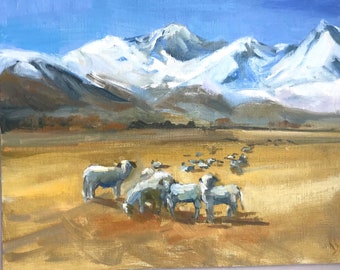 Ovejas pastando con montañas nevadas, Bishop CA, enmarcadas como se muestra