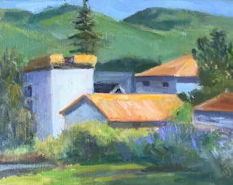 Tejados de pueblos con montañas verdes