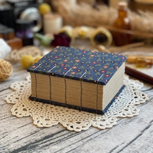 Quaderno grosso floreale blu navy, quaderno da disegno kraft, diario spesso rilegato a mano 500 pagine, diario vintage carino con rilegatura rigida cottagecore A7 A6 A5