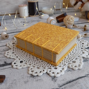 Piccolo diario spesso fatto a mano, libro bianco rilegato in stile copto A7, quaderno vintage giallo cottagecore, piccolo libro spesso, diario in carta kraft da 300 pagine
