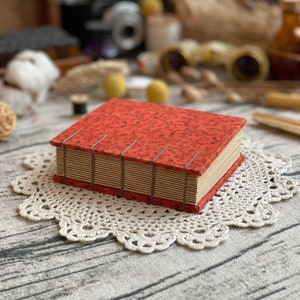 journal rouge vintage, petit journal cartonné en papier kraft recyclé A7, joli carnet de croquis relié copte, journal boho végétalien vintage cottagecore