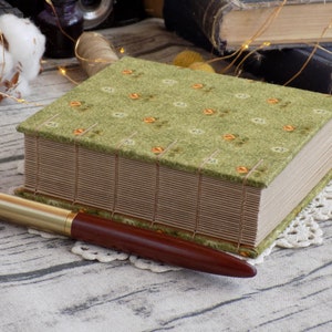 Cahier A6 volumineux de 500 pages, journal vert sauge mousse extra épais, livre relié à la main, esthétique rétro rustique mignonne, journal intime fait main en papier kraft