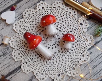 Handgesneden houten paddenstoelbeeldjes: rode amanita-cottagecore-decor