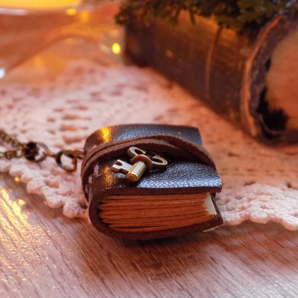 Collar de libro encuadernado, colgante de diario en miniatura vintage de cuero marrón café, joyería de encanto de libro diminuto, libro portátil de academia oscura con llave de bronce