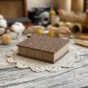 Diario vintage estetico per donne, libro spesso rilegato a mano in cottagecore, piccolo diario floreale fatto a mano, quaderno fatto a mano, album da disegno in carta kraft