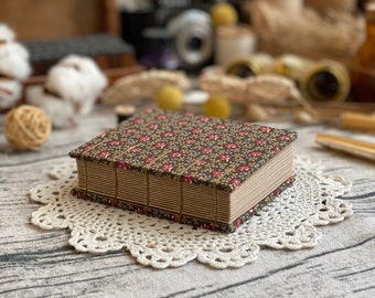 Handgebundenes Stoff-Tagebuch mit Blumenmuster: Vintage Cottagecore Skizzenbuch