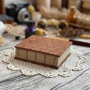 Diario piccolo in stile vintage, diario spesso in carta kraft marrone, album da disegno retrò A7, libro bianco floreale, diario boho cottagecore, libro fatto a mano