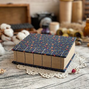 Diario fatto a mano, libro botanico vintage blu navy, rilegato copto A6, taccuino con copertina rigida da 600 pagine, diario di libri di carta kraft bianco, album da disegno