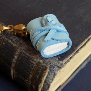 Himmelblau Miniatur offene Buch Halskette, Leder kleines Journal, gebundenes Buch Schmuck, Cottagecore Buch Anhänger, Buch mit Schlüssel, Halsketten für Frauen
