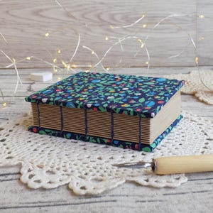 Journal rétro avec couverture rigide en tissu floral inutilisé et pages de papier kraft recyclé, journal pour citations, journal d'écriture relié fait main
