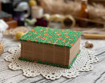Ręcznie oprawiony zielony dziennik kwiatowy: Notatnik z papieru typu kraft z ściegiem koptyjskim