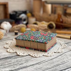 journal en tissu vintage, livre en papier recyclé kraft brun, journal cottagecore, carnet fait main, livre floral rétro en tissu invendu, végétalien