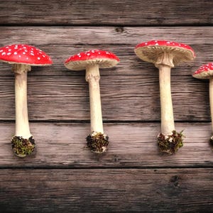 以下が含まれることがあります： 斑点のあるマット仕上げのセラミックマグカップ3個セット。マグカップはクリーム、ライトグレー、ダークグレーの色合いです。各マグカップはシンプルでミニマルなデザインです。