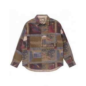 Può includere: Una camicia a maniche lunghe con bottoni caratterizzata da un motivo multicolore in stile arazzo con blocchi rettangolari nei toni del verde oliva, rosso scuro e blu. La camicia presenta un colletto standard, un taschino e un'etichetta 'PINE'.