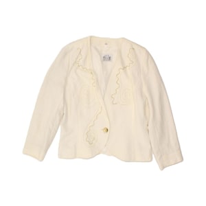 Puede incluir: Chaqueta color crema con remolinos bordados en color dorado y un solo cierre de botón dorado. La chaqueta tiene mangas largas y una pequeña etiqueta que dice "TIME".