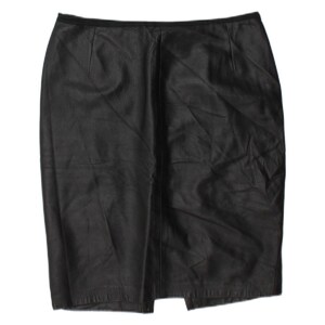Pode incluir: Uma saia de couro preta com silhueta ajustada, bainha reta, cós preto liso e detalhes de costura vertical visíveis na parte frontal. O material apresenta uma textura natural e dobras subtis por toda a superfície da peça.