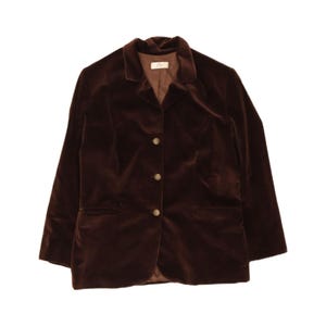 Puede incluir: Un blazer de terciopelo marrón oscuro con solapas de muesca, tres botones dorados y dos bolsillos delanteros. El blazer tiene mangas largas y un corte entallado, adecuado para ocasiones formales o semiformales.