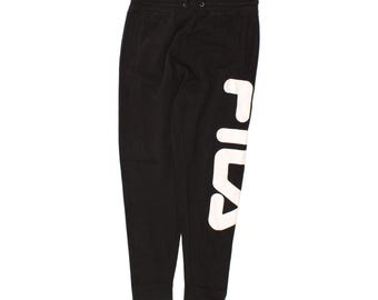 Calça de treino masculina Fila com estampa gráfica, tamanho médio, preta, em algodão.