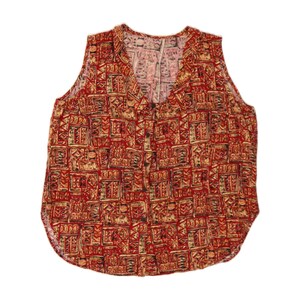 Könnte beinhalten: Ein ärmelloses Oberteil mit V-Ausschnitt und Knopfverschluss. Der Stoff zeigt ein sich wiederholendes geometrisches Muster in Rot, Beige und Schwarz. Das Material wirkt leicht. Das Oberteil ist mit einem gebogenen Saum versehen und besteht wahrscheinlich aus atmungsaktivem Stoff.