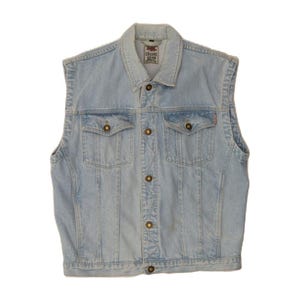 Op de afbeelding: Lichtblauwe spijkerstof vest zonder mouwen met kraag, twee borstzakken en een knoopsluiting. Het vest heeft een klassiek ontwerp met messingkleurige knopen en een klein rood label. Het label luidt "Casual Wear".