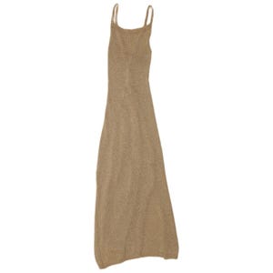Può includere: Un abito lungo senza maniche in maglia di colore beige tinta unita. Il capo presenta uno scollo alto e arrotondato con due sottili spalline. Il tessuto ha una trama fine e uniforme, che crea una silhouette semplice e dritta.