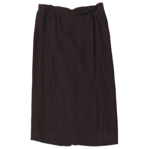 Pode incluir: Uma saia midi castanho-escura com uma textura vertical subtilmente enrugada em todo o tecido. A saia apresenta uma cintura elástica simples e uma silhueta reta e fluida que cai abaixo da linha do joelho.