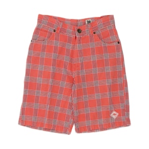 Puede incluir: Pantalones cortos a cuadros de color coral con un diseño clásico de cinco bolsillos, cierre de botón y cremallera, y un pequeño parche con logotipo blanco en la pierna izquierda. La cintura incluye una etiqueta de talla 30 y el tejido tiene un patrón de cuadrícula.