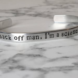 以下が含まれることがあります： 「back off man, I'm a scientist」というテキストが刻まれたシルバーブレスレット