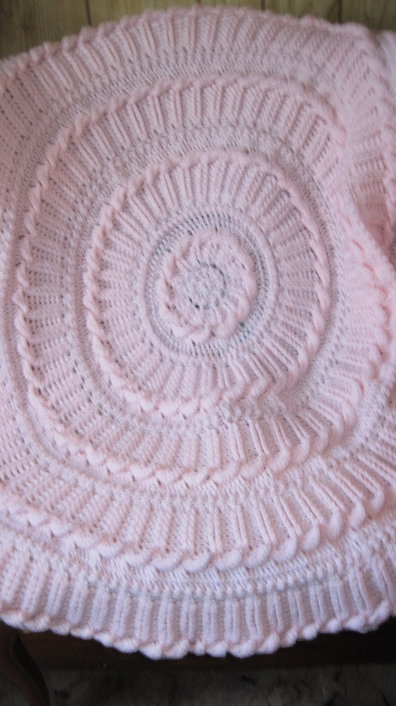 How To Crochet A Round Baby Blanket Free Pattern Tutorial Kirsten