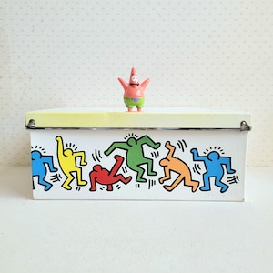 Grande scatola in cartone con disegni di Keith Haring, pop art, Pignamoda