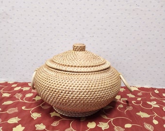Round rattan basket with lid, Weaved round storage basket