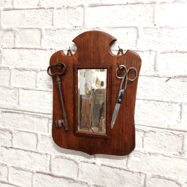 miroir de vanité de rasage vintage dans un cadre en bois naturel, décor de chalet