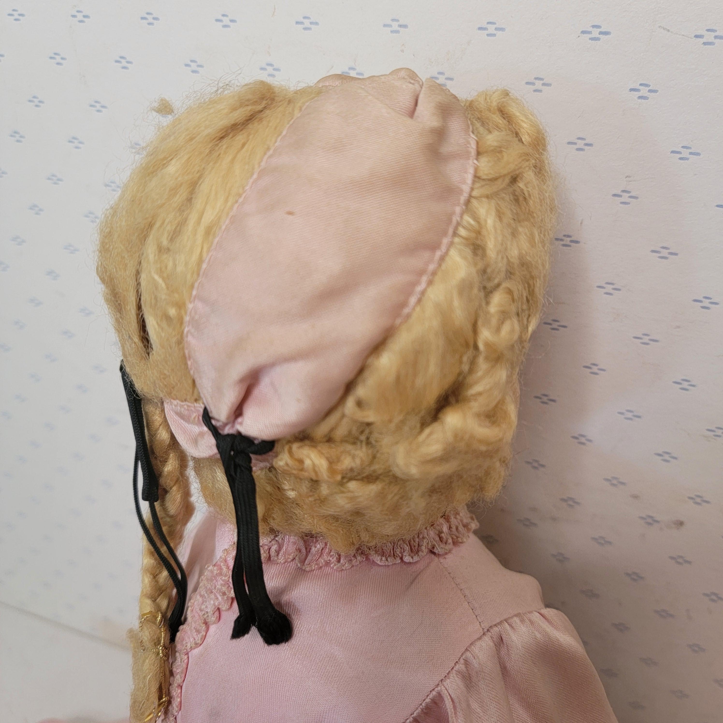 Poupée française en papier mâché sous dôme en verre ancien En vente sur
