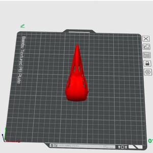 Puede incluir: Un objeto rojo brillante en forma de cono con un diseño geométrico que presenta varias secciones recortadas. El objeto está sobre una superficie gris con un patrón de cuadrícula. La superficie tiene el texto "Bambu Textured PEI Plate".