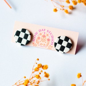 Schwarz und weiß F1 kariert Gingham Kreis Ohrstecker, Ohrringe aus Fimo, Handgefertigte Ohrringe, Schachbrett Ohrstecker