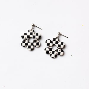 Flippige Schachbrett-Ohrringe aus Polymer-Ton, schwarz-weiße Karo-Ohrringe, Niedliche moderne Ohrringe, F1 Geschenke, schrullig