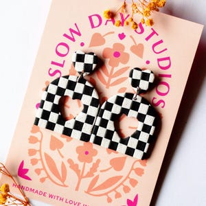 Schwarz-weiße Schachbrett Herz Ausschnitt Polymer Clay Ohrringe, coole Mädchen Geschenke, Gingham Ohrringe, F1 Ohrringe, Grandprix Merch