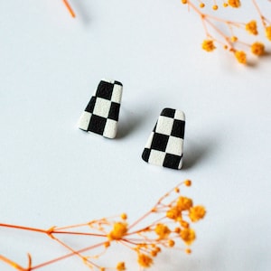 Monochrome karierte Ton Ohrstecker, trendige Dreieck Ohrringe, handgemachte Schachbrett Schmuck, schwarz und weiße Ohrringe