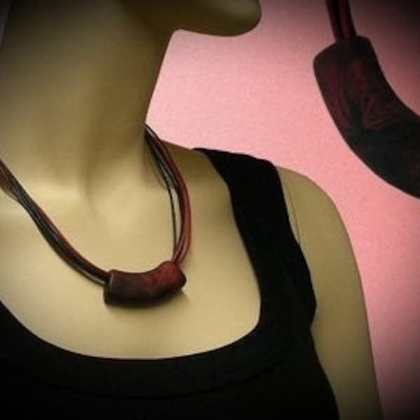 Zeitlos schöne Modeschmuck Kette, schwarz, rot metallic, 54x19mm, marmoriert